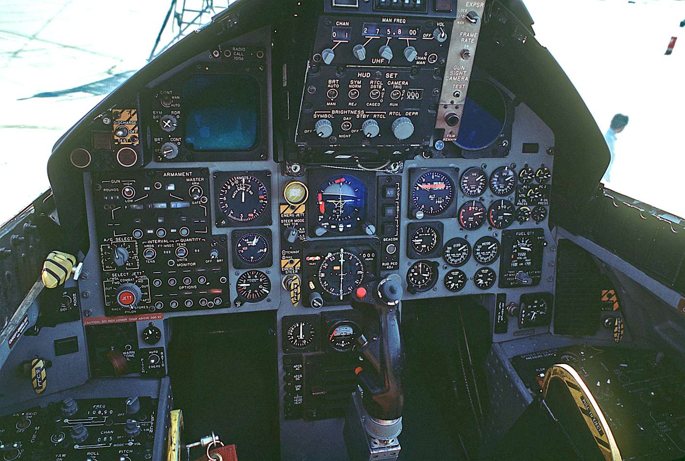 [http://pc.poradna.net/file/view/4061-f-15-eagle-co ckpit-jpg]